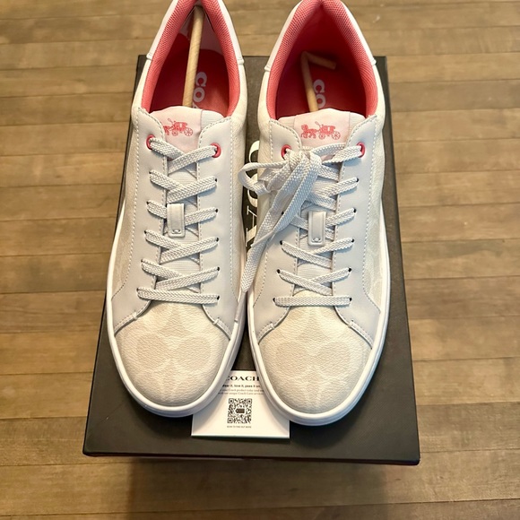 Coach Clip Low Top Sneaker In Signature Canvas in Optic White Petunia Size 10 - Picture 7 of 13